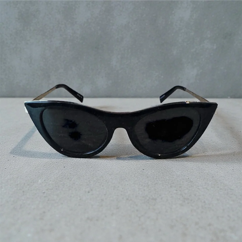Chic Black Cat-Eye Sunglasses